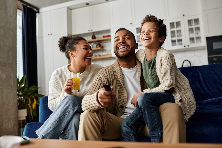 gelukkige familie op de bank