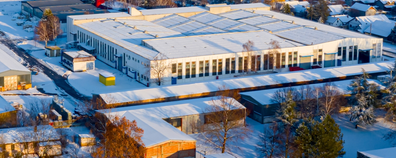 sneeuw op bedrijfspand