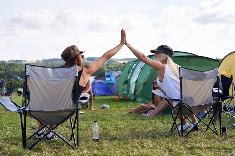 Zorgeloos genieten op de camping en festivals: zo bescherm je jouw spullen