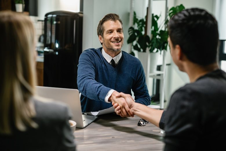 Stel heeft adviesgesprek met onafhankelijk financieel adviseur
