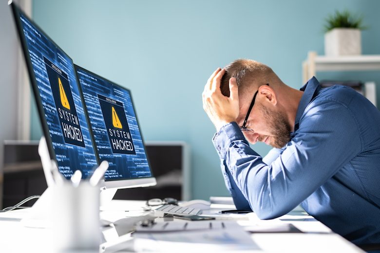 Man achter computer met hackmelding vanwege cyberaanval