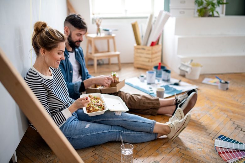 jong stel luncht tijdens klussen in huis