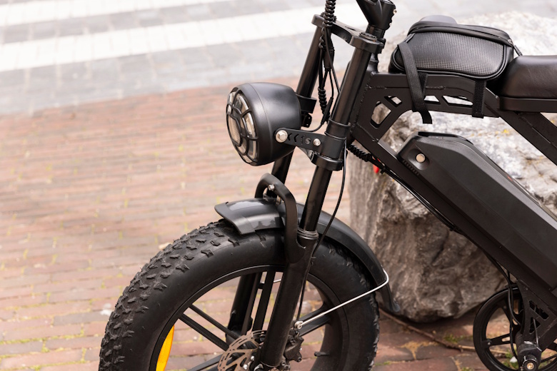 fatbike tegen een steen geparkeerd