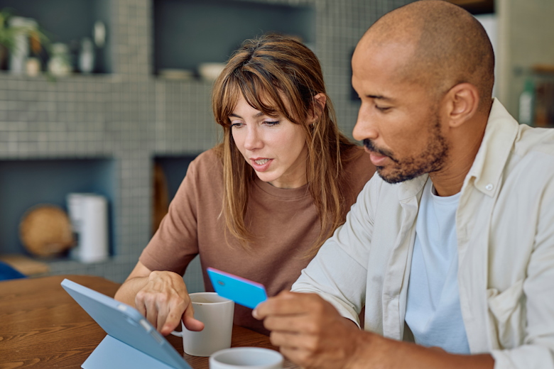 Man en vrouw en bankpas kijken naar hun iPad