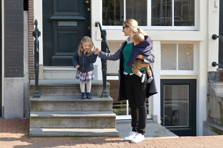Moeder voor huis met 2 kinderen