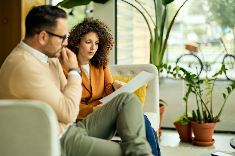 twee zakelijk partners overleggen over document