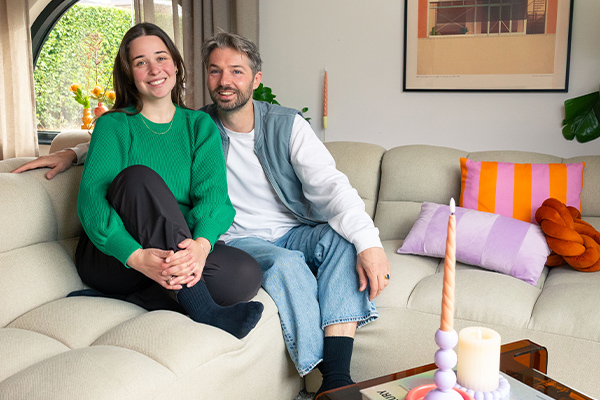 jong stelletje samen op de bank zitten