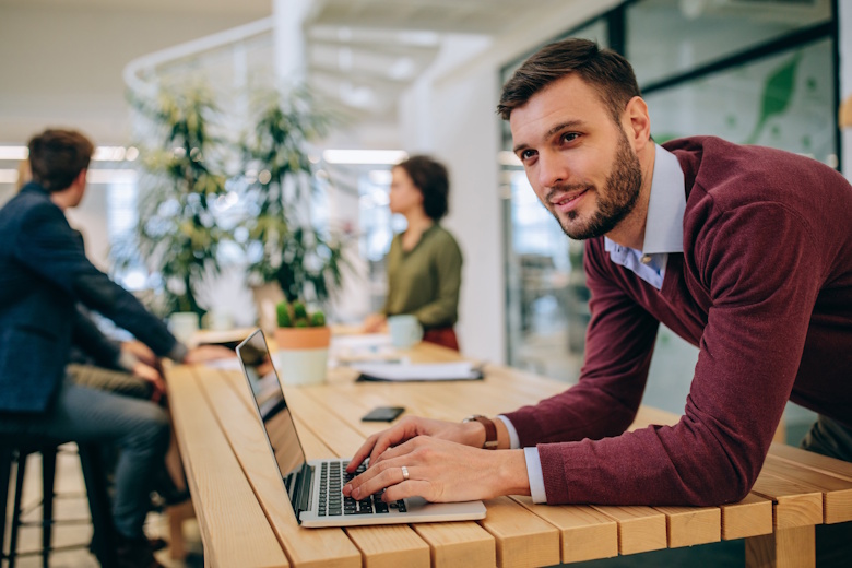 Man achter laptop verzonken in gedachten
