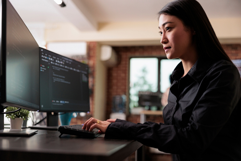 Cybersecurity-expert aan het werk achter de computer