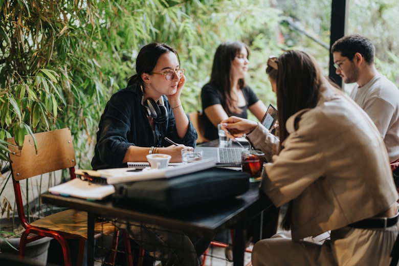 studenten werken samen aan tafel
